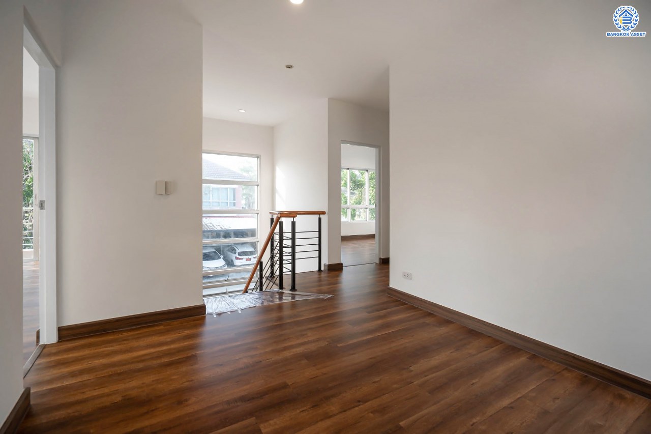 บ้านมือสองตกแต่งใหม่ โครงการ ไลฟ์บางกอกบูเลอวาร์ด ปิ่นเกล้า-เพชรเกษม เนื้อที่กว้างกว่า 52.5 ตร.ว ฟังก์ชัน 3 ห้องนอน 3 ห้องน้ำ 2 ที่จอดรถ บนทำเลศักยภาพ ติดถนนพุทธมณฑลสาย4 เหมาะสมกับทุกครอบครัว ใกล้แหล่งช้อปปิ้ง "เซ็นทรัล ศาลายา" รถไฟฟ้าสายสีน้ำเงิน "สถานีหลักสอง" และจุดขึ้นทางด่วน "ศรีรัช-วงแหวน"